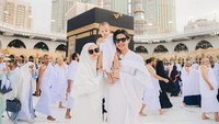 <p>Keluarga artis Tanah Air selalu menuai sorotan publik, ya? Berbagai aktivitas yang mereka lakukan selalu mencuri perhatian, termasuk ketika sedang pergi beribadah umrah. Beberapa artis menunjukkan kekompakan mereka bersama keluarga dengan membawa anak ke Tanah Suci. (Foto: Instagram @dindahw)</p>
