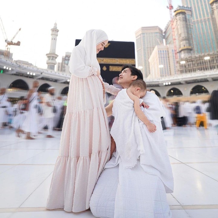 <p>Salah satu yang pernah membawa anak ketika beribadah umrah adalah Dinda Hauw dan Rey Mbayang. Mereka mengajak Arshakalif Muhammad Mbayang yang kala itu baru berusia 1 tahun. (Foto: Instagram @dindahw)</p>
