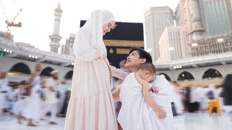 Keluarga Dinda Hauw dan Rey Mbayang