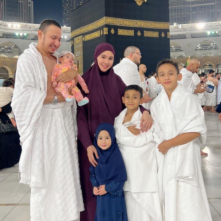 <p>Kemudian, ada juga keluarga Kartika Putri dan Habib Usman bin Yahya yang belum lama ini melakukan ibadah umrah. Kartika sangat senang bisa mengajak empat anaknya ke Tanah Suci. <em>"Alhamdulillah Allah Berikan lagi kesempatan luar biasa untuk bisa menunaikan ibadah umrah lagi,"</em> tulisnya di unggahan foto. (Foto: Instagram @kartikaputriworld)</p>