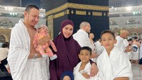 <p>Kemudian, ada juga keluarga Kartika Putri dan Habib Usman bin Yahya yang belum lama ini melakukan ibadah umrah. Kartika sangat senang bisa mengajak empat anaknya ke Tanah Suci. <em>"Alhamdulillah Allah Berikan lagi kesempatan luar biasa untuk bisa menunaikan ibadah umrah lagi,"</em> tulisnya di unggahan foto. (Foto: Instagram @kartikaputriworld)</p>