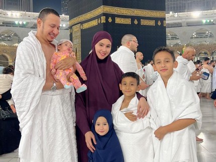 5 Potret Anak Artis yang Ikut Orang Tua Jalani Ibadah Umrah