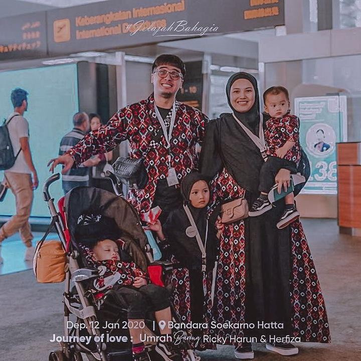 <p>Enggak kalah seru, momen umrah bersama anak-anak juga pernah dirasakan oleh keluarga Ricky Harun. Ia dan istrinya, Herfiza Novianti memboyong tiga anak mereka ke Tanah Suci.<em> "Assalamualaikum semua, kami pamit umroh dulu ya. Doain semoga sehat2 disana sampe pulang lg ke jkt sama doain umroh nya lancar dan mabrur yaa hehe makasih semuanya,"</em> ia berpamitan. (Foto: Instagram @rickyharun)</p>