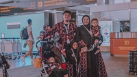 <p>Enggak kalah seru, momen umrah bersama anak-anak juga pernah dirasakan oleh keluarga Ricky Harun. Ia dan istrinya, Herfiza Novianti memboyong tiga anak mereka ke Tanah Suci.<em> "Assalamualaikum semua, kami pamit umroh dulu ya. Doain semoga sehat2 disana sampe pulang lg ke jkt sama doain umroh nya lancar dan mabrur yaa hehe makasih semuanya,"</em> ia berpamitan. (Foto: Instagram @rickyharun)</p>