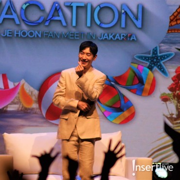 Aksi Enerjik & Pamer Otot Lee Je Hoon Bikin Panas Fan Meeting 'Vacation' Jakarta