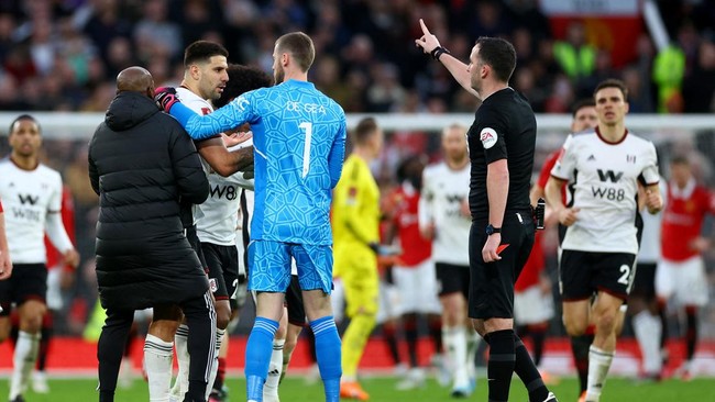Manchester United lolos ke semifinal Piala FA setelah menang 3-1 atas Fulham dalam laga yang diwarnai tiga kartu merah.