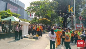Puluhan Eks PJLP Demo di DPRD DKI Buntut Aturan Pembatasan Usia Heru