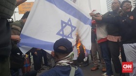 Demo PA 212 Diwarnai Aksi Bakar Bendera Israel