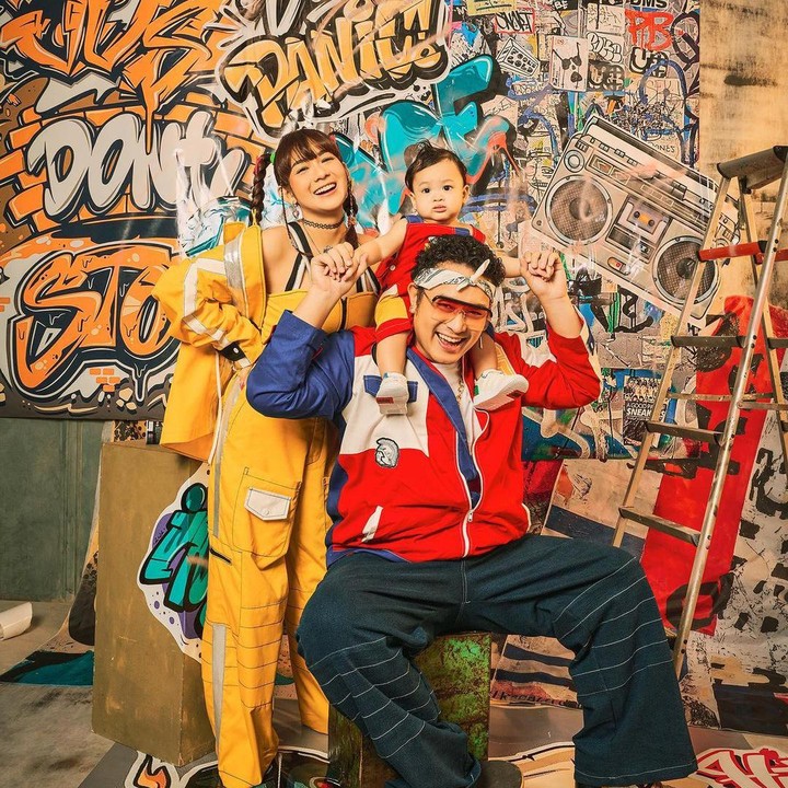 <p>Melalui caption-nya, Adiez mengaku bahwa awalnya ialah yang ingin berfoto keluarga. "Berawal dari Adiez yang BM mau foto keluarga, dan Gilang yang request tema yang belum pernah dipake keluarga lain." Tulis Adiezty. (Sumber: Instagram @adieztyfersa)</p>