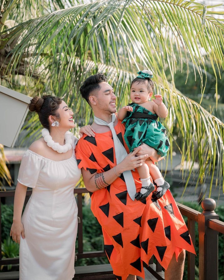 Bunda, Siti Badriah baru saja merayakan ulang tahun anak pertamanya, Xarena dengan pesta super meriah bertema Flintstone. Intip potretnya, yuk!