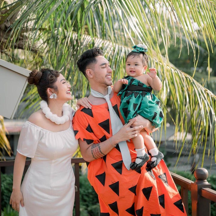 <p>Bunda, pasti sudah enggak asing kan sama kelucuan putri Siti Badriah dan Krisjianabah. Si Kecil, Xarena Zenata Denallie Baharudin, baru saja merayakan ulang tahun pertamanya. Mengusung tema kartun lawas <em>The Flintstone</em>, momen berharga itu dirayakan Siti Badriah dan keluarga dengan ramai dan meriah lho, Bunda. (Sumber: Instagram @krisjianabah)</p>