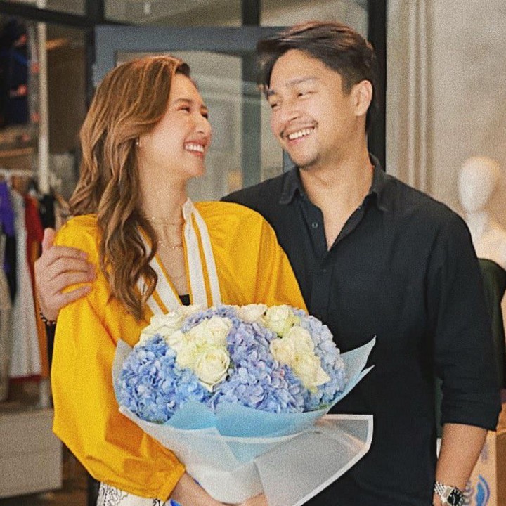 <p>Baik menggunakan <em>makeup </em>atau tidak, bagi Deva, Mikha adalah wanita paling cantik, Bunda. Bahkan, Deva sempat menyebut bahwa senyum Mikha selalu memikat hatinya, lho. "Ada senyum demi senyum yang tertanam hingga menjadi taman. Di taman itu, mekar segala harap yang semoga tiada layu," tulis Deva. (Foto: Instagram@devamahenra)</p>