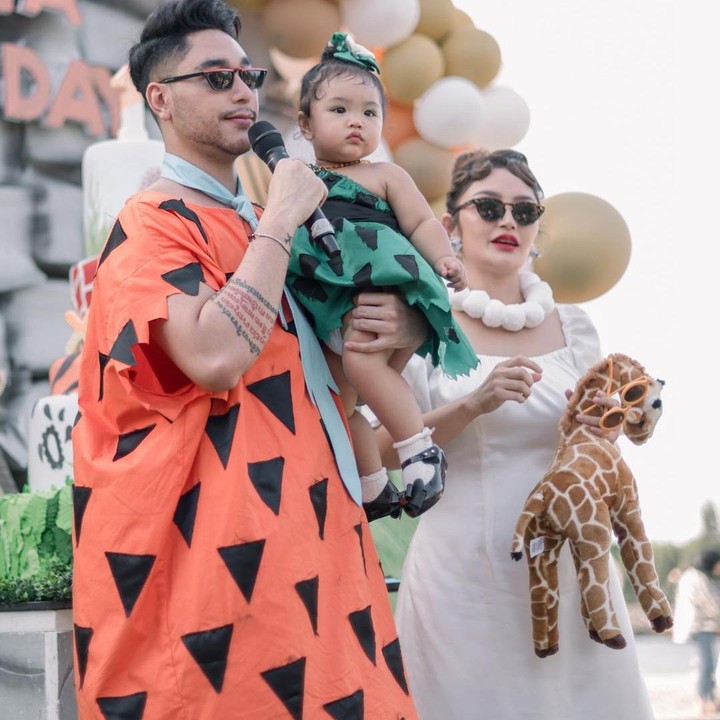 <p>Mereka tampil total dengan kostum yang unik. "Minta doanya ya, supaya Xarena selalu diberikan kesehatan, tumbuh menjadi anak yang pintar, selalu bahagia dan bisa menyebarkan kebahagiaan pada orang banyak di sekitarnya," tulis Krisjiana di captionnya. (Sumber: Instagram @krisjianabah)</p>