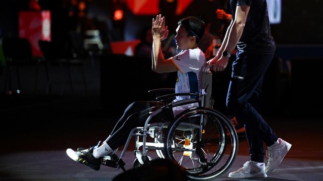 Cedera lutut kiri yang dialami Mohammad Ahsan di final ganda putra All England 2023 mendapat apresiasi tinggi dari netizen.
