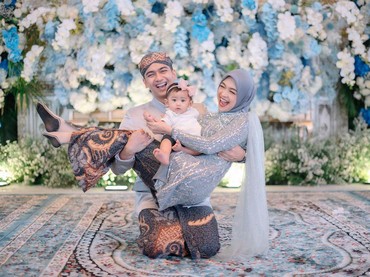 img-title Sempat Dihentikan, 7 Momen Tedak Siten Moana Anak Ria Ricis & Teuku Ryan