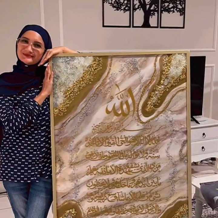 <p>Belum lama ini, ia membagikan karya seni resin terbarunya. Ia membuat hiasan dinding untuk menyambut bulan Ramadan. (Foto: Instagram @natalie_sarahs)</p>
