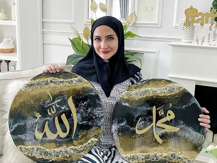 7 Potret Natalie Sarah Pamerkan Karya Seni Resin, Berawal Hobi Kini Bisa Dulang Cuan