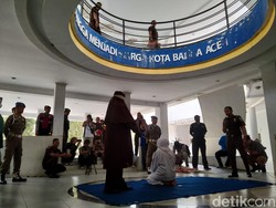 Digerebek Istri Mesum dengan Selingkuhan, Pria di Aceh Dicambuk