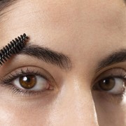 6 Cara Ampuh Menebalkan Alis Secara Alami dengan Bahan Alami