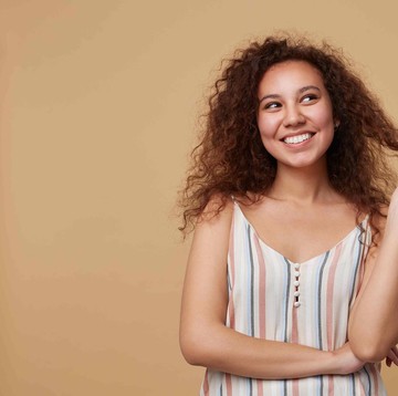 img-title Mudah Dilakukan, Ini 5 Cara Merawat Rambut Curly Agar Tetap Memesona