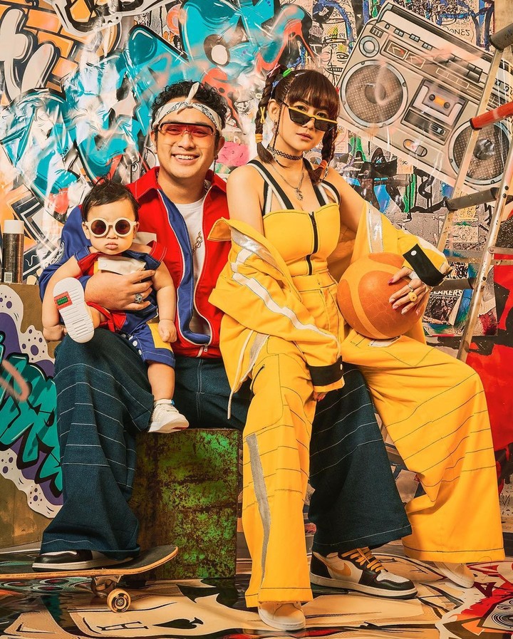 Gilang Dirga dan keluarganya baru saja melakukan family potrait dengan tema yang unik nih, Bunda. Mengusung konsep 90's Hip-Hop, intip keseruannya, yuk!