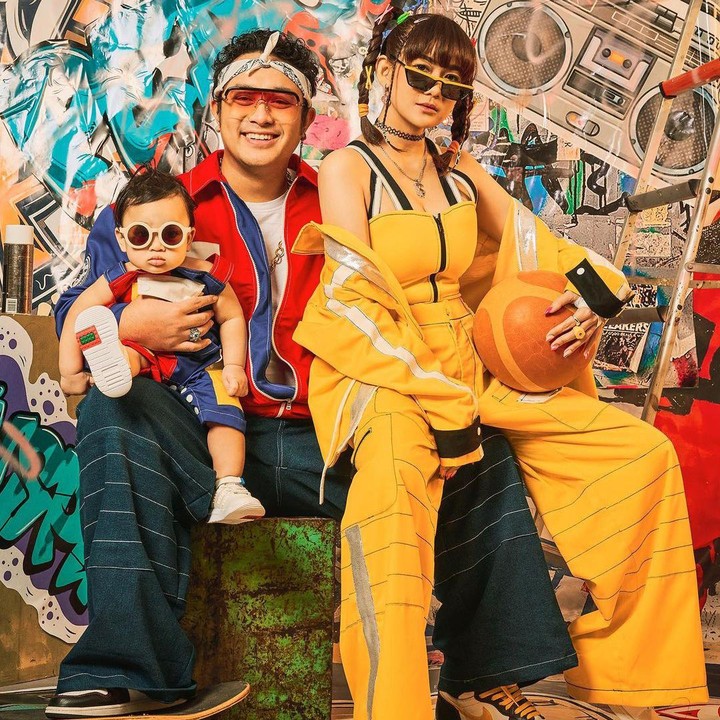 <p>Potret ala Gilang Dirga dan keluarga yang bergaya 90's Hip-Hop itu dibagikan Adiezty di akun instragram pribadinya pada 19 Maret 2023 lalu. Gemas ya, Bunda. (Sumber: Instagram @adieztyfersa)</p>