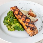 4 Inspirasi Menu Makan Malam Tinggi Protein untuk Bantu Bakar Lemak