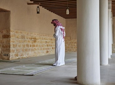 img-title Niat Sholat Dzuhur Sendiri, Berjamaah, dan Jadi Imam dalam Arab, Latin, & Artinya