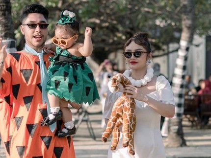 7 Potret Xarena Putri Siti Badriah, Gemas Rayakan Ultah Pertama Bertema Flintstone