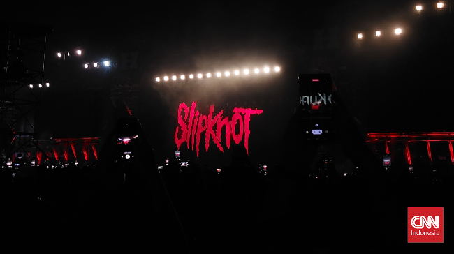 Sebelum tampil di Hammersonic 2023 di Ancol, Jakarta, pada 19 Maret 2023, drummer Slipknot sempat honeymoon di Bali bersama sang istri.