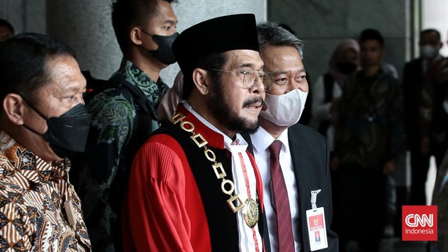 Anwar Usman beberapa kali absen di acara pelantikan setelah kisruh pelanggaran etik di MK. Hari ini, ia menghadiri pelantikan hakim Arsul Sani.
