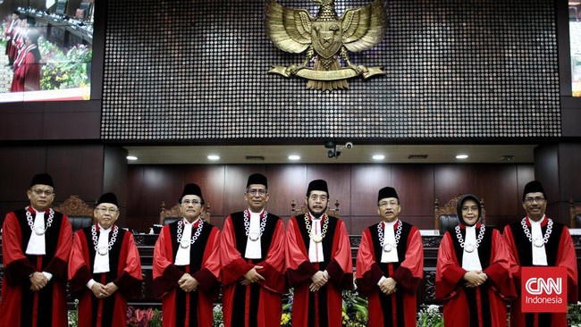 Empat hakim konstitusi tidak setuju masa jabatan pimpinan KPK diubah menjadi lima tahun. Mereka memaparkan argumen mengkritik Nurul Ghufron.