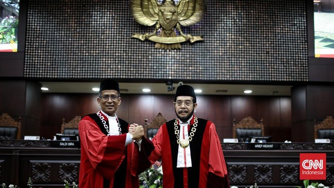 Hakim Saldi Isra tertawa saat merespons julukan baru MK 'Mahkamah Keluarga' usai diperiksa MKMK terkait putusan usia cawapres.