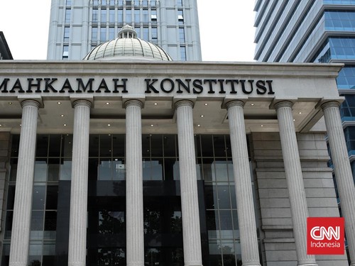 MK menegaskan pemberhentian sementara kepala daerah karena tindak pidana politik terkait perbedaan pandangan dengan rezim, memerlukan usulan DPRD.
