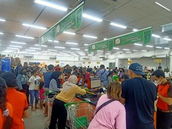 Warga Denpasar Serbu Supermarket Jelang Nyepi