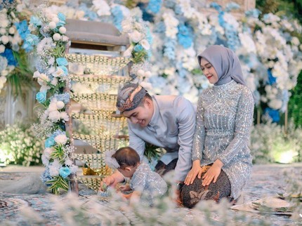 5 Potret Tedak Siten Moana Anak Ria Ricis, Bernuansa Biru dan Abu-abu
