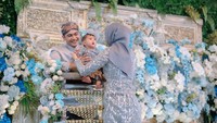 <p>Beberapa waktu yang lalu, Ria Ricis membagikan potret-potret selama acara Tedak Siten Moana berlangsung. Dalam unggahan tersebut, Moana tampil begitu menggemaskan, Bunda. (Foto: Instagram @riaricis1795 dan @teukuryantr)<br /><br /><br /></p>