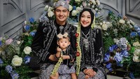 <p>Pasangan Ria Ricis dan Teuku Ryan belum lama ini melangsungkan acara Tedak Siten untuk putri semata wayang mereka, Cut Raifa Ara Moana. (Foto: Instagram @riaricis1795 dan @teukuryantr)<br /><br /><br /></p>
