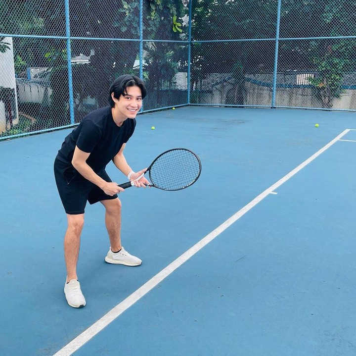 <p>Selain kebolehannya beradu akting dan nyanyi, Teuku Rassya juga menarik perhatian dengan visualnya. Bagaimana tidak, ia memiliki wajah rupawan dan kerap dipuji oleh netizen. (Foto: Instagram @teukurassya)<br /><br /><br /></p>