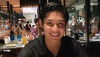 <p>Seperti sang ibunda, Teuku Rassya juga menjalani karier sebagai aktor dan penyanyi. Ia memulai karier sejak tahun 2014 dengan mengeluarkan lagu berjudul <em>Kamu</em>. Di tahun yang sama, ia juga berkolaborasi dengan Aurel Hermansyah dalam lagu <em>Cinta Surga</em>. (Foto: Instagram @teukurassya)<br /><br /><br /></p>