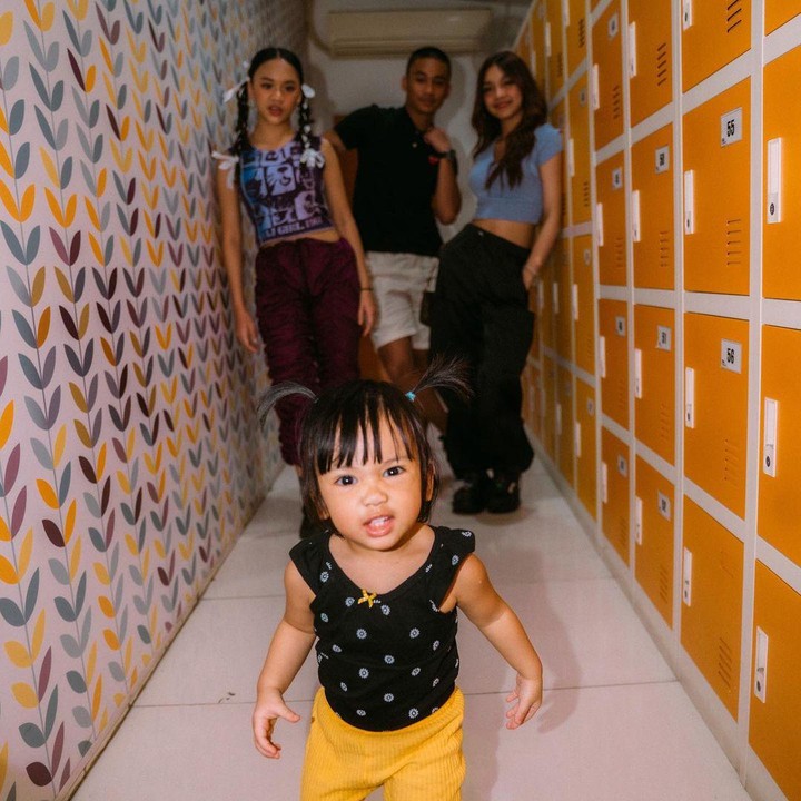 <p>Tidak kalah dengan ketiga kakaknya, Nakeya tampil gemas berpose dengan percaya diri. "Yang kecil celana kuning apa cii gemes bgt tuhann❤️😢" tulis seorang netizen dengan akun @mei***. (Sumber: Instagram @rafianola)</p>
