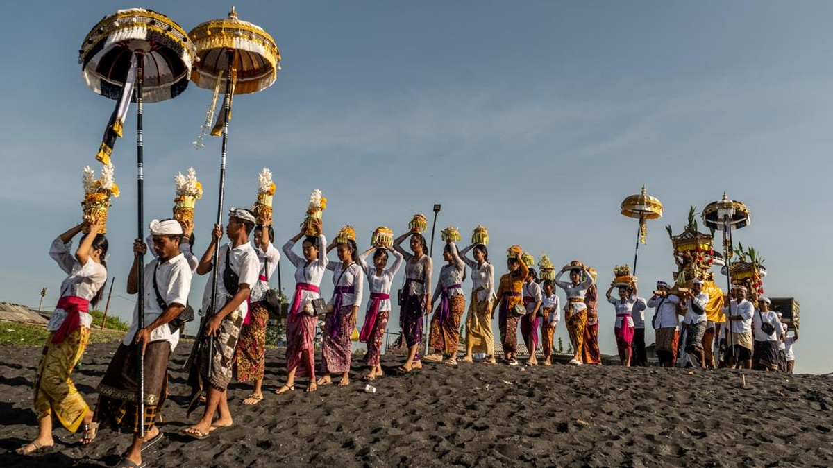 FOTO: Umat Hindu Jalani Ritual Melasti untuk Bersihkan Jiwa