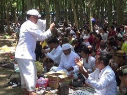 Jelang Nyepi, Ribuan Umat Hindu Suku Tengger Gelar Upacara Melasti