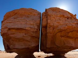 Batu Terbelah Sempurna di Arab Ini Sering Disebut Kerjaan Alien