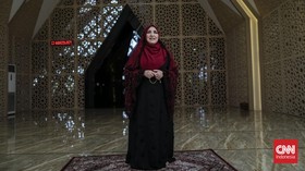 Bagaimana Islam Memandang Salat dengan Memakai Mukena Menerawang?
