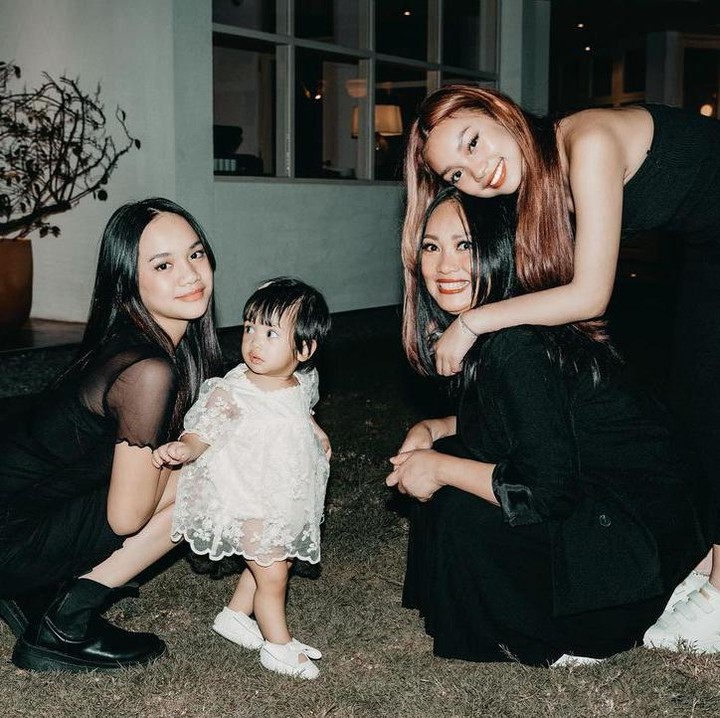 <p>Tubuh mungil Nakeeya terlihat menggemaskan saat foto bareng bunda dan sang kakak. Wah terlihat makin akur dan kompak ya keluarga mereka. (Foto: Instagram @riafinola)</p>