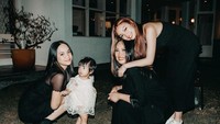 <p>Tubuh mungil Nakeeya terlihat menggemaskan saat foto bareng bunda dan sang kakak. Wah terlihat makin akur dan kompak ya keluarga mereka. (Foto: Instagram @riafinola)</p>