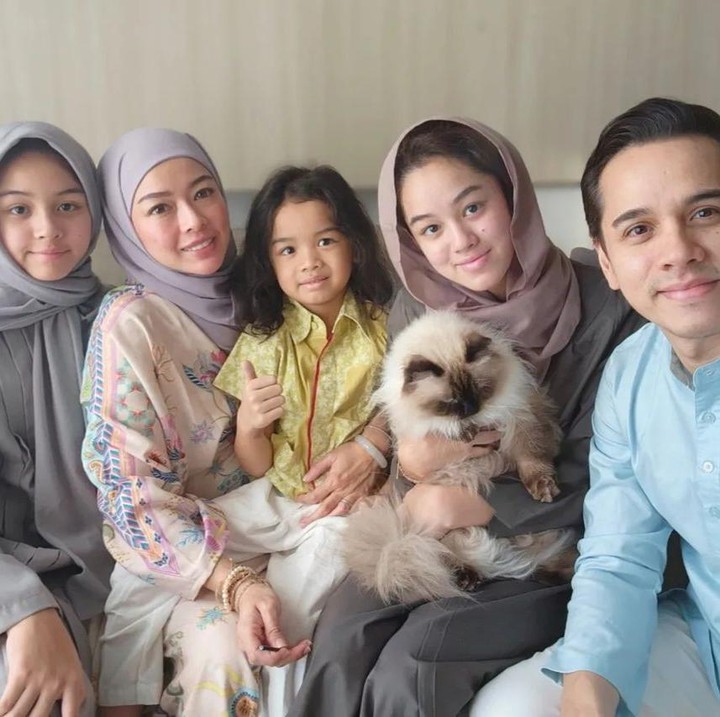 <p>Aktor Rio Stokhorst menikah dengan Aureli Beata Schulz sejak 2007, Bunda. Keduanya dikaruniai 3 orang anak bernama Shaista Tanisha Stokhorst, Shanika Thanaa Stokhorst, dan Raqilla Shagufta Stokhorst. (Foto: Instagram @rio.stokhorst)<br /><br /><br /></p>