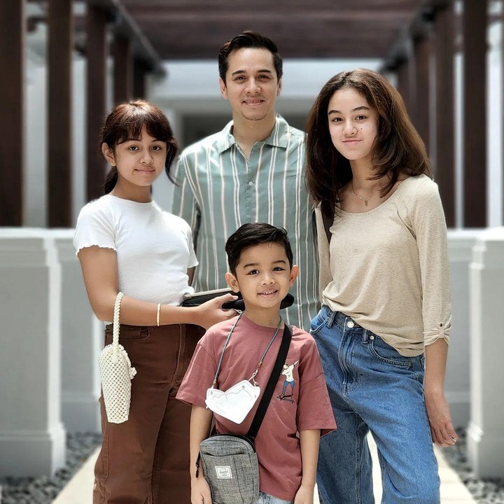 <p>Putri pertama mereka, Shaista, kini tengah beranjak remaja. Seperti sang ayah, ia memiliki wajah blasteran, nih. (Foto: Instagram @rio.stokhorst)<br /><br /><br /></p>