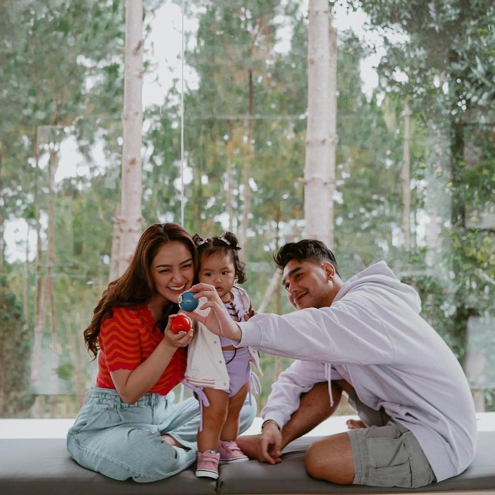 <p>Sang Ayah, Kris dan Bunda Siti nampak kompak mengrus Xarena. Mereka sering terlibat bersama-sama mengasuh anak kesayangannya itu. Semoga Xarena tumbuh sehat dan menjadi kebanggaan orang tuanya ya, Bunda. Selamat ulang tahun Xarena. (Foto: Instagram @krisjianabah)</p>